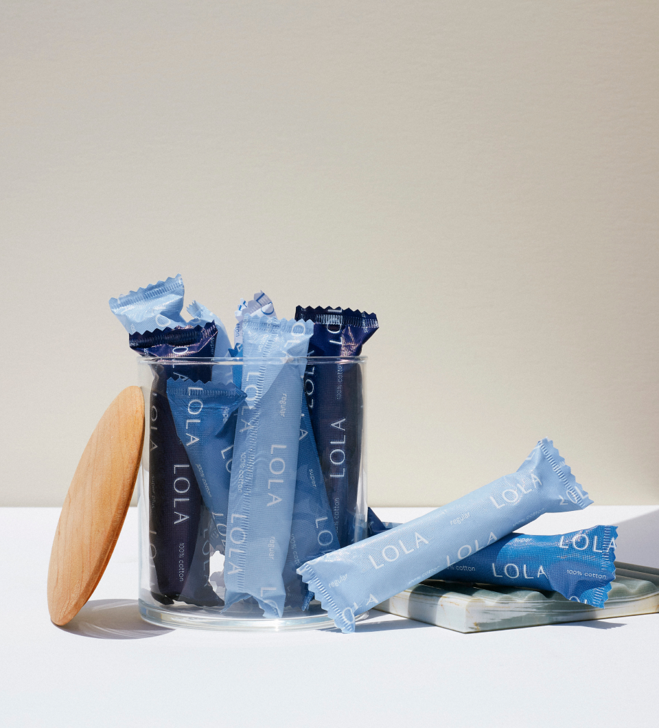 Compact plastic applicator tampons | Tampons in a glass canister