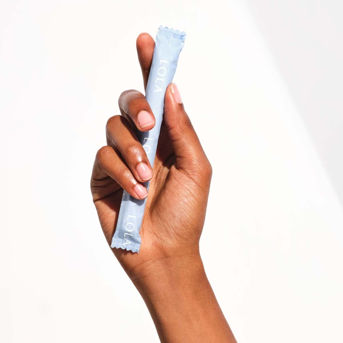 Cardboard applicator tampons | Hand holding cardboard applicator tampon